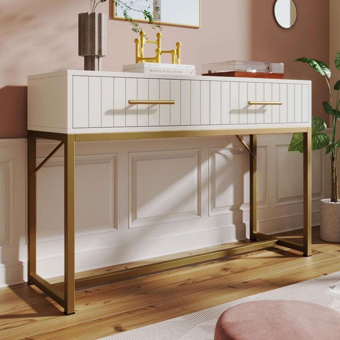 Jolie commode avec des etageres reglables en hauteur